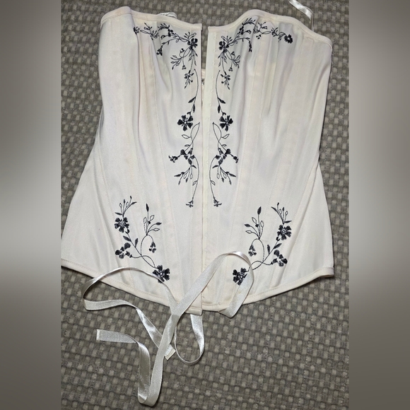Elegant Cream Corset with Black Floral Embroidery - Picture 1 of 3